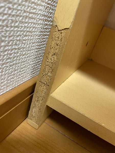 木で作られた棚です。所々表面が剥がれてしまっているのですが、この 