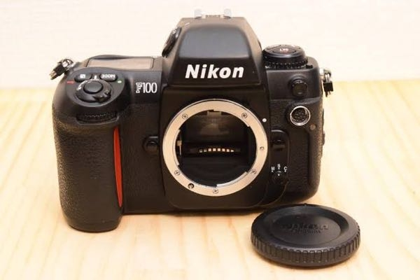 かつてニコンF100とうフィルムカメラがありました。ニコンの