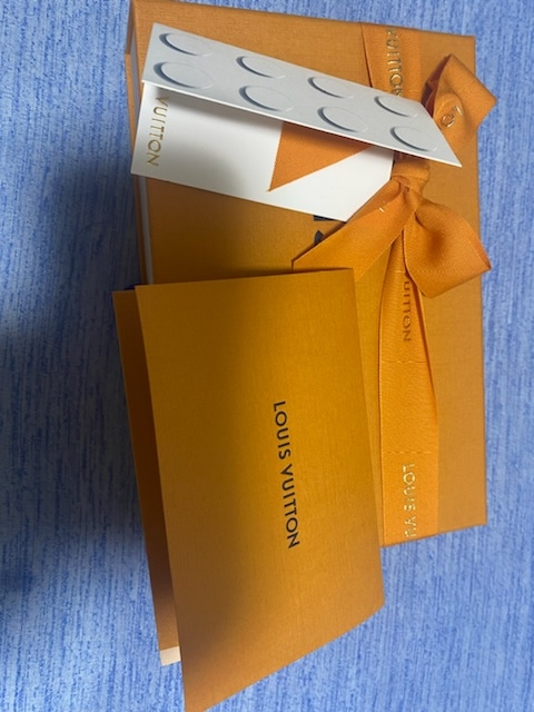 先日ルイヴィトンのお財布を百貨店で購入したのですが付属品はレシート 