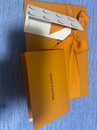 付属の袋や箱は全てついています。ルイヴィトンのオンラインで購入した本物です。 ルイヴィトンの箱・保存袋でコピー品が見分けられる