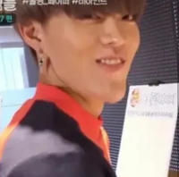 NCT127のユウタの顎は整形ですか？取り外し可能ですか？

さすがにこの画像はフェイクですか？ 