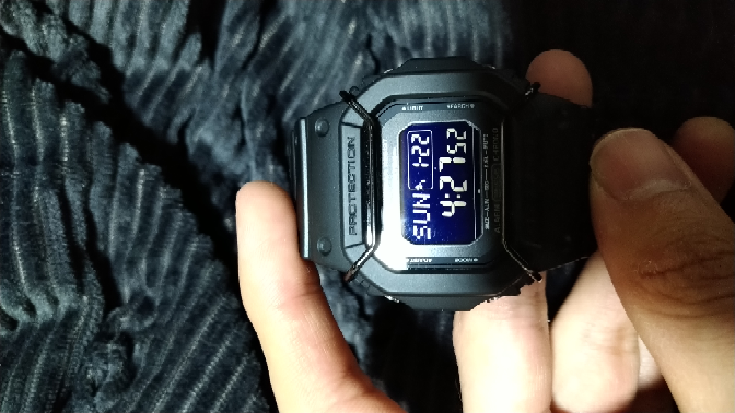g-shockの液晶の傷？についてです。先日ベッドにかけていたg-sh