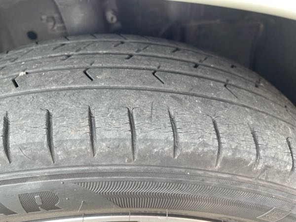 タイヤのひび割れと溝の深さって、これはまだ大丈夫ですか？？ち 
