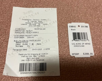 COACHの偽物について メルカリでコーチのショルダーバッグを購入したのですが、ネットで調べたところ偽物の条件と被る項目があったのですが、もし入っていたこちらのレシートとタグで判断できるようでしたら偽物かどうか教えてください。これの他に白色の保存袋、ショッパー、真紅色の冊子とカードがはいっていました。