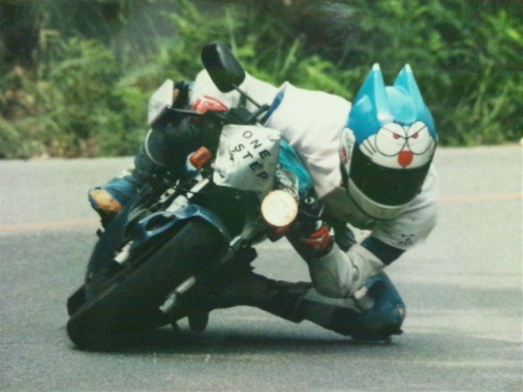 このドラえもんのヘルメットを被ったバイクの人の画像めっちゃか