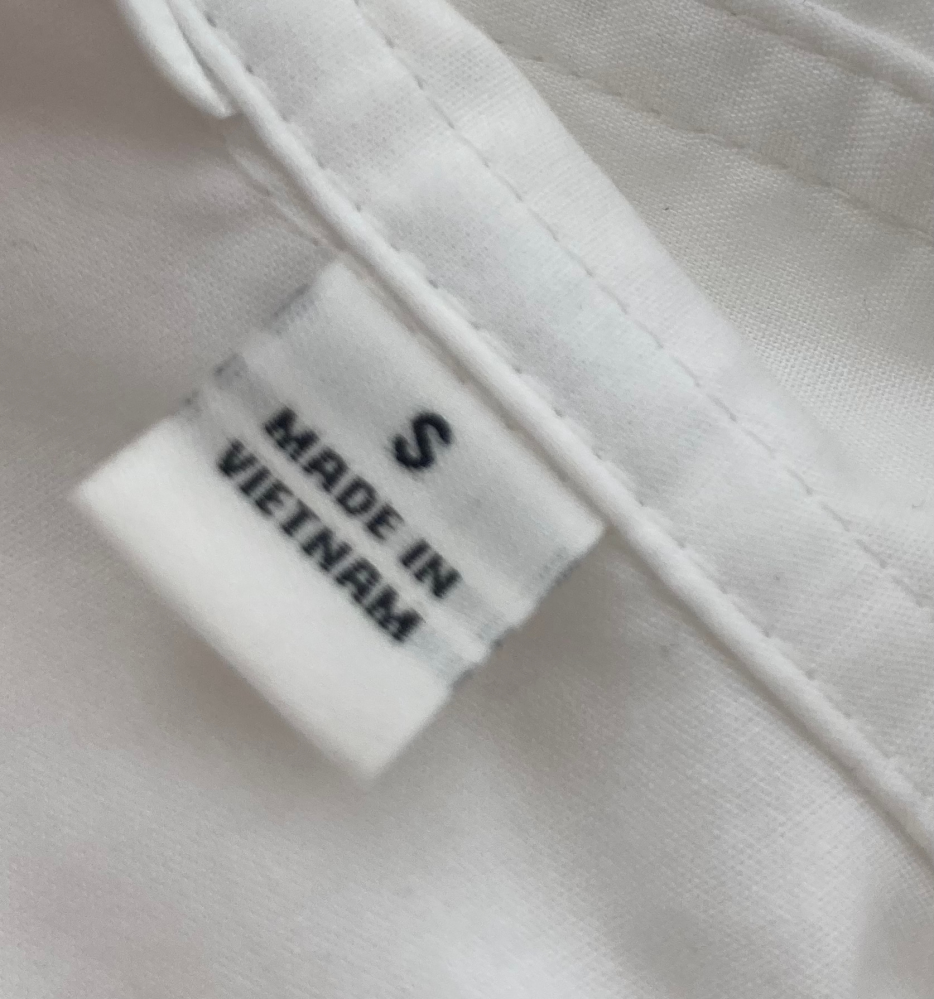 服のタグについてです。下の画像では少し分かりにくいですが、襟の内側 