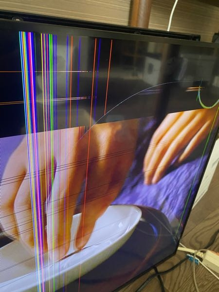液晶テレビ画面不具合】こんばんは。先ほどテレビをつけたところ、画像