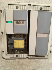 電気スイッチ交換について 築20年のマンションに住んでいます。
先月キッチンの2箇所の電気スイッチが点かなくなり、ネットで見た業者に来てもらって交換したところ合計3~4万円かかりました。
電話では7千円ぐらいという話でしたが、線を切らないと直らないかもと言われ、金額も提示してもらって承諾してその金額になりました。

今日はトイレのスイッチが点かなくなりました。
画像の外してある部分なのですが...