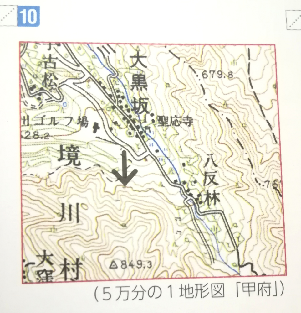 中2社会／地形図 この場合、山頂にいちばん近い計曲線が800mになるそうなのですが、なぜ三角点(山頂)が849mなのにそうなるのでしょうか？ 四捨五入すると山頂は850m、よって20mごとに主曲線を引いていくと計曲線は790mにならないのですか？ 山頂を何mと表すのか、なぜ三角点が849なのに計曲線は800mになるのか、教えて頂きたいです( т т )