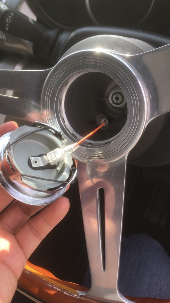 ナルディのステアリング交換の際のホーンボタンの取り付けについて質問