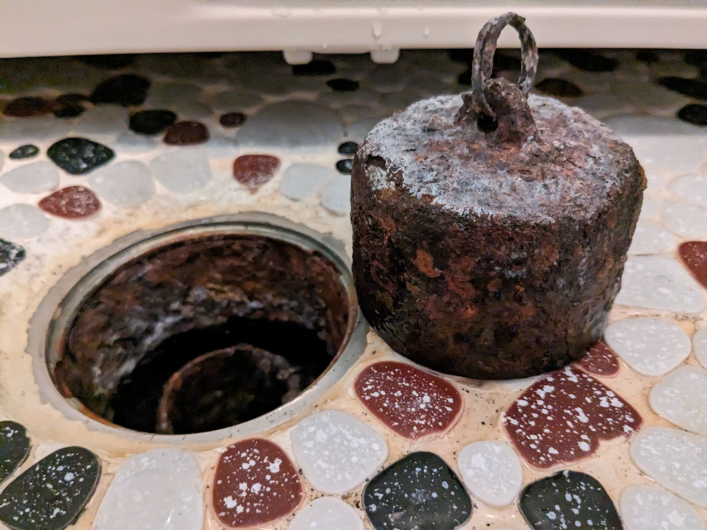 排水溝のサビについて質問です！古い家に引っ越してきて画像のよ 