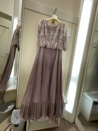 今度友達の結婚式があるのでお呼ばれドレスを買いに行ったのです 