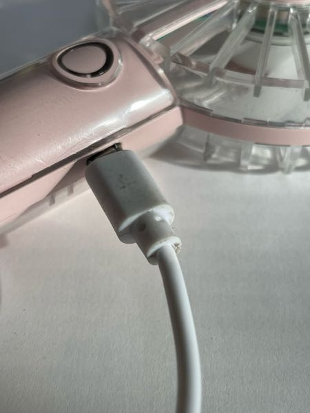 手持ち扇風機を充電するとき刺す穴に充電器のコードの先端？ - が入り 