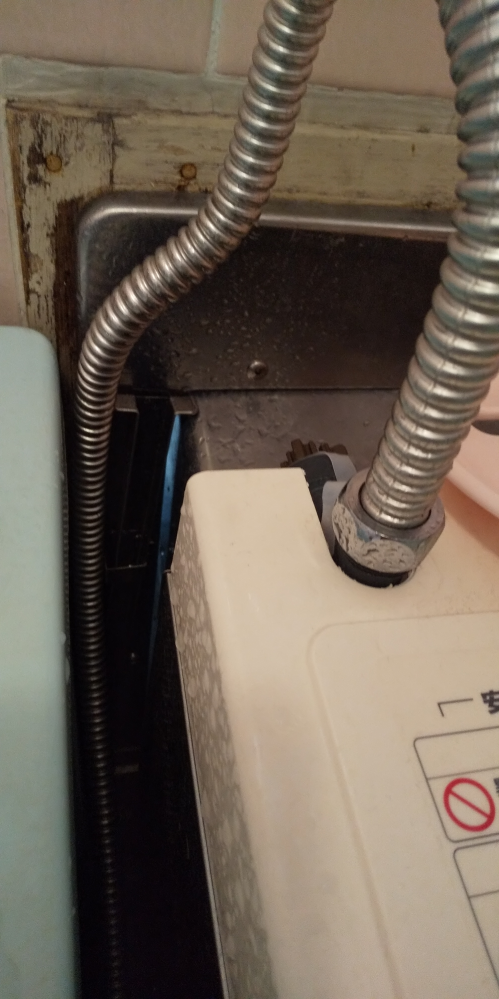 お風呂がバランス釜なのですが、給排気トップと壁に隙間があって外が 