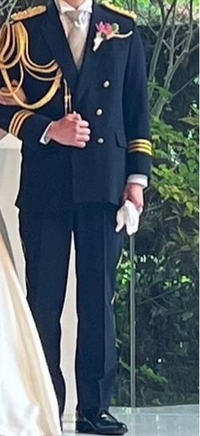 消防士や警察官の新郎ってなぜ結婚式で制服？みたいのを着たがるのでし