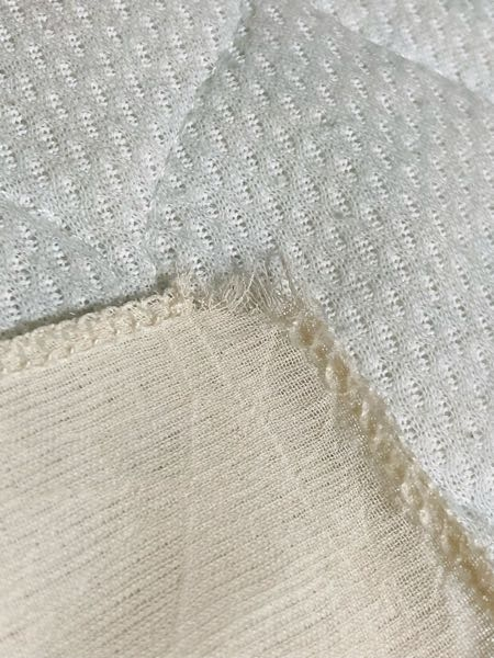 先日買った服が2度ほど着ただけでこのようにほつれてきてしまい