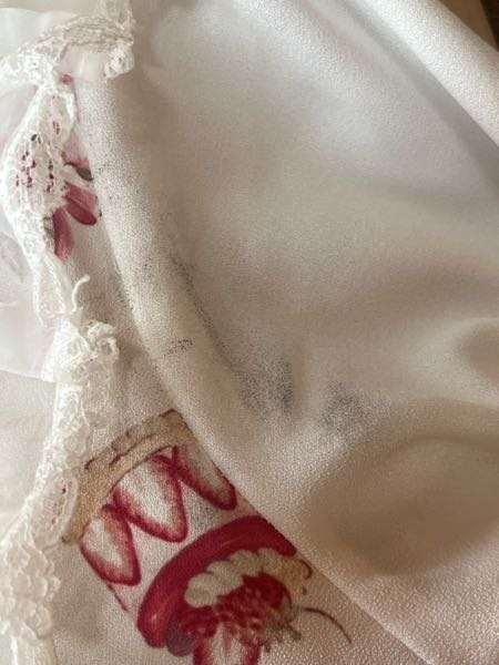 至急です。メルカリで服を購入したら、写真のような汚れが多数見つかっ 