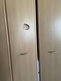 賃貸住宅です。
クローゼットの引き扉に穴が開いてしまいました。
火災保険に加入しています。
このような場合、対応方法として
退去時に退去費用として支払うべきか、 管理人へ報告し保険業者に見てもらうか
管理人報告なしで保険業者に見てもらうか
その他の方法があればご教示いただきたいです。

また、扉修理や、扉の付け替え(一面・両面)にかかる修理費が
どのくらいになるか見積もり金...