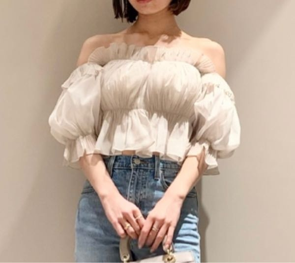 誰か教えて欲しいです… 8月にディズニーランドに行くのですが、オフショルを着ていこうと思っていました。 しかし、服装の注意事項として露出の高いものは禁止とされていることを最近知り、どの範囲までがいいのか分かりません(；＿；) オフショルは肩紐がなくてガッツリ空いてるんですけどこれはダメでしょうか…