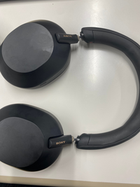 ソニーヘッドフォンWH-1000XM5を使用してますが、写真のように取