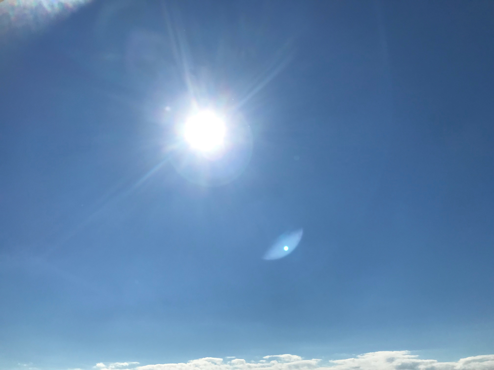 子供が撮った写真ですが、 真ん中の大きい丸は太陽ですが、 右側にある小さい丸は月でしょうか？ 加工してません 撮影時間は11:30 場所は東京