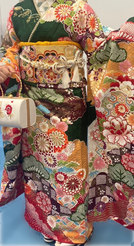 先日振袖一式を決めたのですが、写真を見返すと全体的になんだか 