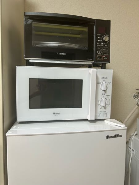 冷蔵庫の上に電子レンジ、その上にトースターを写真のように置いてい