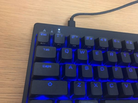 キーボードの左上にある白いランプがずっと点灯しているんですが、これ  