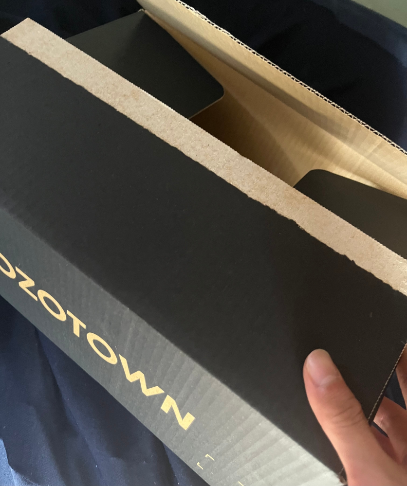 返品用 箱つぶれあり 至急学生です。ZOZOTOWNで返品をしたいです。付属の箱に破損