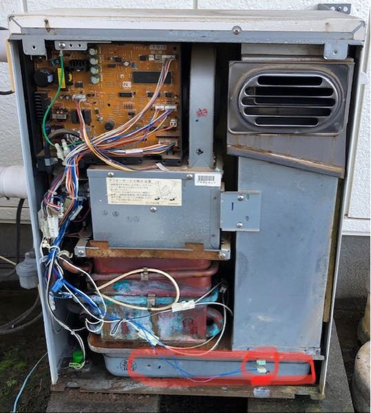 石油給湯器(ノーリツ OQB-307Y) 内部構造。本体下部にタンクがあります