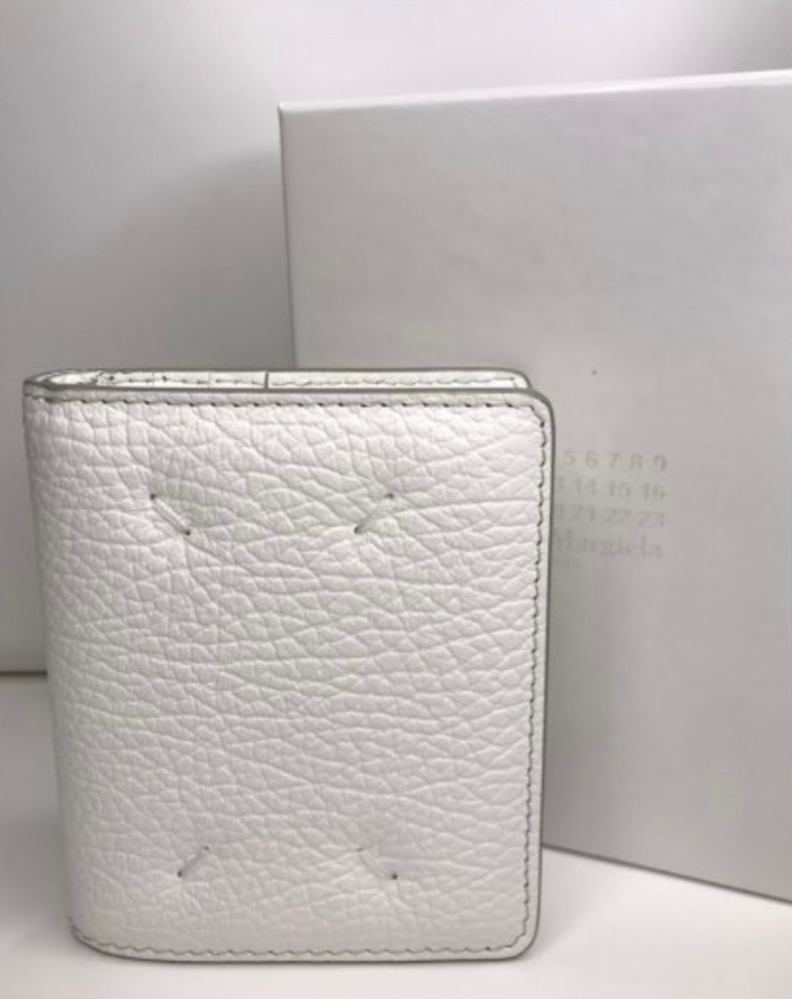 高校生男子です。 マルジェラの財布のホワイトの色を買おうと思っているのですが、この財布を男子が持っていても変ではないと思いますか？