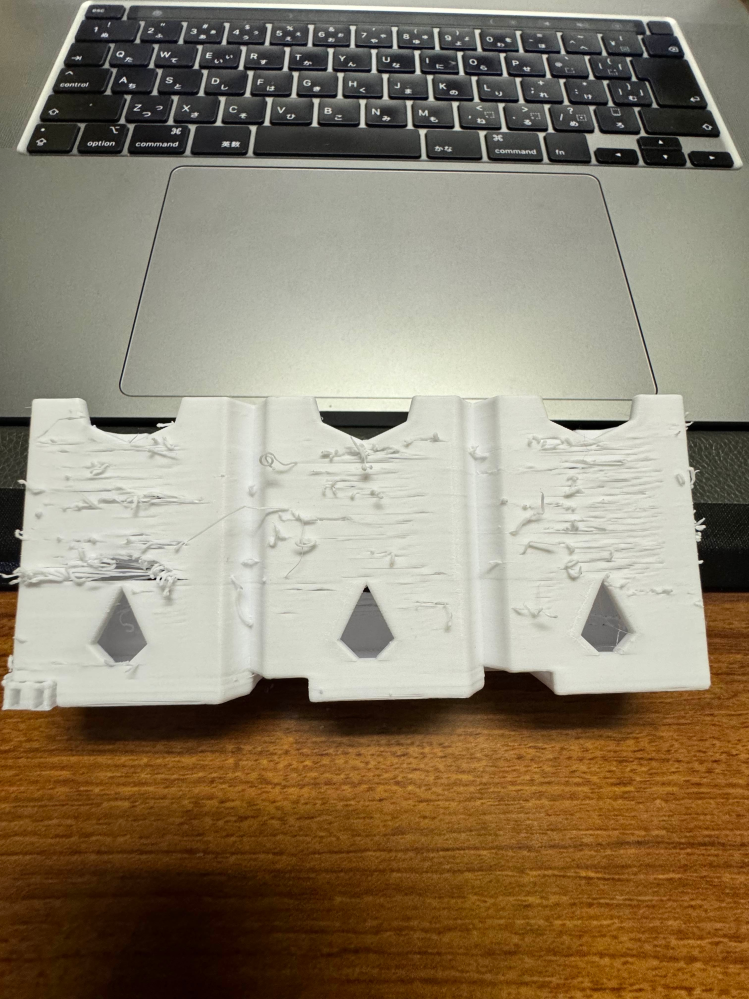 3DプリンターのPETGフィラメントを使った造形について質問です. esunのPETGフィラメントを使って少し大きい物を作ろうとしていますが、糸引きの太い感じになってしまい困っております。 何か改善策を教えて頂けると助かります。 機種 Ender-3 V3 SE フィラメント esun PETG ホワイト 設定 レイヤー高さ 0.12 これは変えたくたいです。 ライン幅 0.4 インフィル 20％ ジャイロイド マテリアル 印刷温度 240度 ビルドプレート 80度 スピード 印刷速度 200 インフィル200 外壁100 内壁１５０ 初期100 引き戻し 8mm 20 冷却 20％ 何卒、宜しくお願い致します。