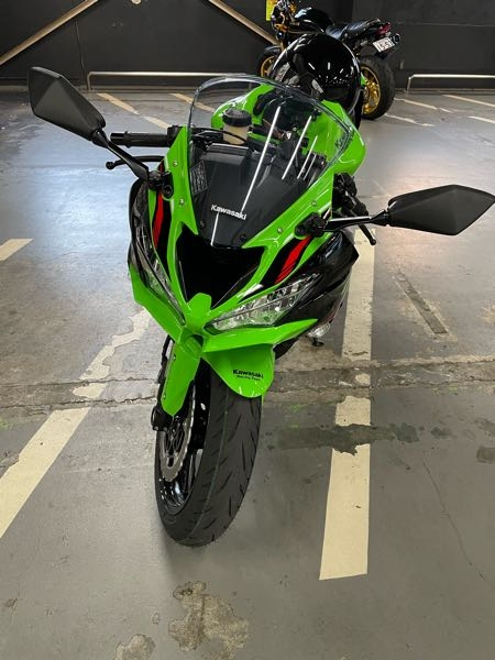 ZX6Rで渋滞にハマり水温が90℃後半になると調子が悪いです。 症状的には回転の上がりと戻りが遅く、メカノイズ>排気音となり、スムーズに回りません。アクセルの初期入力もモッサリします。 暖気直後の際は排気音>メガノイズで気持ちよく回るのですが、最近ずっとその様な感じで悩んでいます。 オイルは純正オイル（冴速10W40）に変えたばかりです。