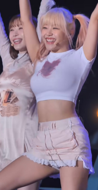 この画像の右側にいる韓国アイドルの方のお名前わかる方いますか？ 