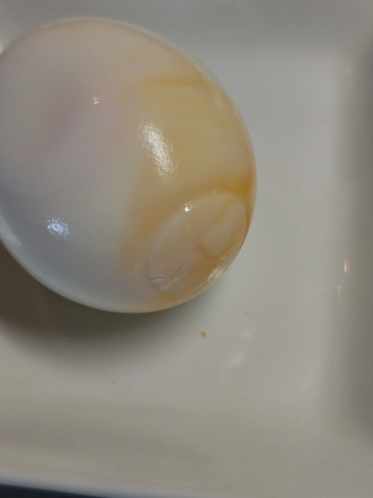 ゆで卵の変色について質問です。 ゆでたてを向いたら、茶色っぽくなっていて、さらに何かで押したのか？というような痕が付いていました。 この色は卵が痛んでますか？それとも食べても大丈夫なものでしょうか？ ・卵自体は茶色い殻のもので賞味期限内 ・ゆで水は塩も入れてない水道水 ・鍋はテフロン加工 いつも買う卵でいつもと同じように作って、変な色になっていたので お腹が弱いので、次回同じようになったときのため参考にしたく、教えてください。 （今日は、よく分からなかったので勿体ないけど捨てました）