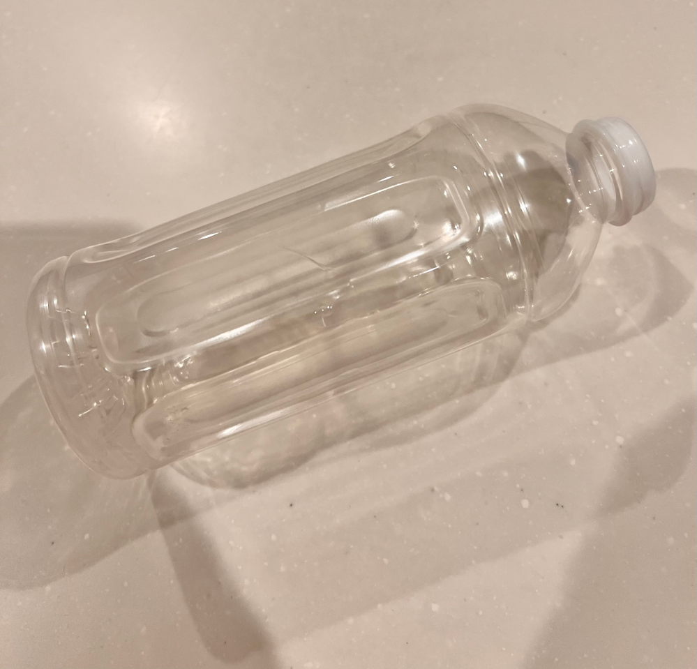 リサイクルについてですが、 すき焼きのたれみたいな調味料系のペットボトルの上部って、画像のように白いプラスチックみたいなのがくっついているのですが こういうのも普通の清涼飲料水のと同じように出していいんですか？