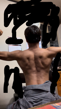 筋トレしてます。
自分の背中ですが、どーですか？評価してくださると嬉しいです。
ちなみに筋トレ歴は1年未満で頻度は週一程度です 