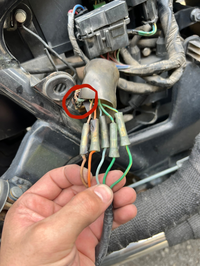 バイクの電気系について質問です。
ホンダのシャドウ400に乗っています。 写真の配線が発熱してしまい一応ギボシなどは交換して新しくしてもらい走行してましたが、最近また発熱が発生しています。写真の配線のギボシの奥にあるカプラーがどうも発熱源だと思います。このカプラーを交換したいのですが、カプラーの種類などわかる方いらっしゃいますか？
また、このカプラーはレギュレータからのコードだと思うので...