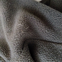 服に付いた白い糸のような物が部屋に沢山舞い落ちて来ます。靴下などの 