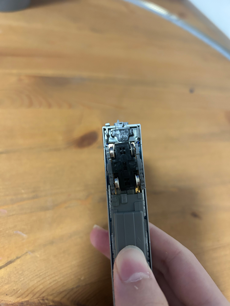 Nゲージについて質問です。 私のNゲージの車両で 前方向←キハ25-1600(モーター無し台車)、キハ25-1500(モーター付き台車)→後ろ方向の順に、前方向にはスムーズに走ってくれるのですが後ろ方向に走らせるとあまりスムーズに走ってくれないのです。 よく考えると写真のような部分に違和感があるのではないかと考えました。 どうか、皆さまのご意見お待ちしております。