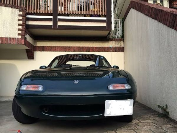 naロードスターを最近買いました。 ナンバープレートがフロントのど真ん中にあるのですがこの写真の感じみたいに横に付けたいのですが、どこに頼めばやってくれるでしょうか？ ・近くにミスタータイヤマン、オートバックスなどあります。