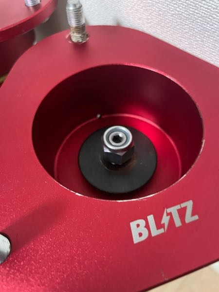 blitzの50プリウス用車高調zzrですが、トップナットはどのように締めていますか？ この車高調は深めのアッパーマウントで厄介です。 トップナットを締めると、アブソーバーが供回りしてしまいます。 供回りしないよう六角+75°のメガネで締めた場合、トルクレンチを使って締めたいですが構造上厳しいそうです。 皆さんはどのようにやっていますか？