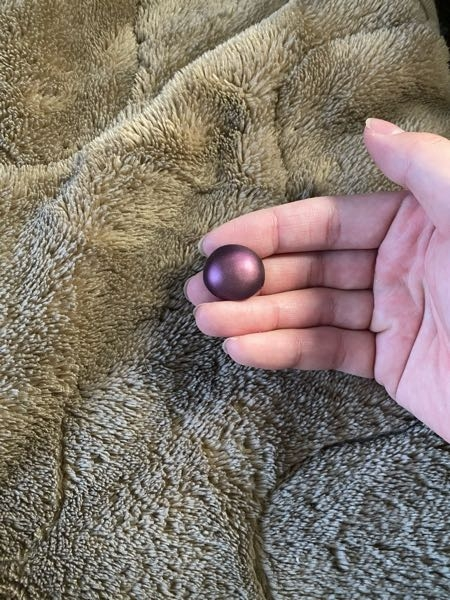 私はどうもクリアー塗装ができません。 皆さんのようにクリアー塗装でヌルヌルてかてかさせたいのですが吹いてもテカテカもヌルヌルもせずなんなら少しざらつきます 写真が現状です。 ミスターカラーGX100を新しく買って1対1で希釈をし3回に分けて塗り重ねてもこの結果です。 エアブラシはL5使用してます。 これ以上吹いても経験上全く変わらないと判断したため辞めました。 唯一ミスの原因があるとしたら薄め液がガイアノーツだらかなのか？と思いましたがどうなのでしょうか 原因のわかる方教えて頂ければ幸いです 本当に困っております