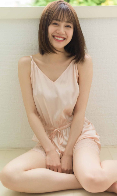 女性に質問です。画像の服装は外出しても差し支えないものですか？
