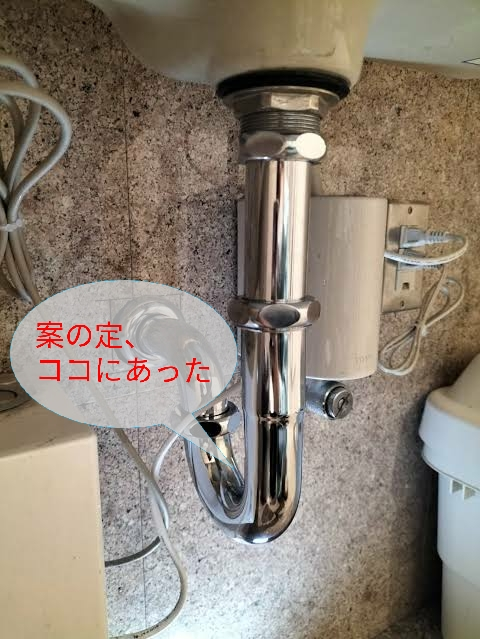 できれば女性の回答お願いします。 今日の職場での出来事にモヤモヤします。 私は男性会社員Aです。 10名の小さな支店で、夕方みんなで和気あいあいと1時間残業してました。 終わりのめどがついてデスク周りを片付けていたら、トイレに行ってたらしい後輩Cちゃん(24歳・職場結婚の新婚2年目・152cm45kg・山羊座A型とは本人談より)が、 「Aさん、Aさん。大変！大変！結婚指輪トイレに流しちゃった！取れます？？」 とか、とんでもない事を言ったので、慌てて女子トイレ(もちろんCちゃん先導で)に急行したら、、、 『洗面所かーーいっ！』(心の声) と、トラブルとしては小さく済み、何とかなりそうだったので事務所から工具を引っ張り出して来て、指輪を救出してあげました。 「お礼は何がいいですか？」 とか言うので 「これくらいは別にいいよ、いつもの缶コーヒー(たまに仕事の手伝いで奢り合ってるので)くらいかな？」 と、本当に大した事がなかったからそう言ったのに、隣のコンビニでタバコ20箱12000円相当を買って来てしまいました(私は喫煙者でして、私の吸ってる銘柄)。 さて、ここからが問題です。 Cちゃんの旦那さんは私の先輩(Cちゃんの新人教育係でCちゃんの一目惚れだそう)でもあり、事故当時も隣の部屋で残業してました。 何で旦那さんに助けを求めないのでしょうか？ しかも余計な出費。 私も「トイレに流した(いわゆる個室に)」と聞いて(勘違いして)、気が動転してしまい余裕が無かったのですが、 『旦那さんに声掛けすべきだったのでは？』 『いやいや、それはCちゃんが判断すべき』 と、落ち着いた今、モヤモヤしてます。 勿論、私からは黙ってますが。 何で私に頼んだんですかね？ 他にもメンバーは居たし、私だけが特に仲が良いとか年齢が近いとかという訳でも無いです。 謎です。