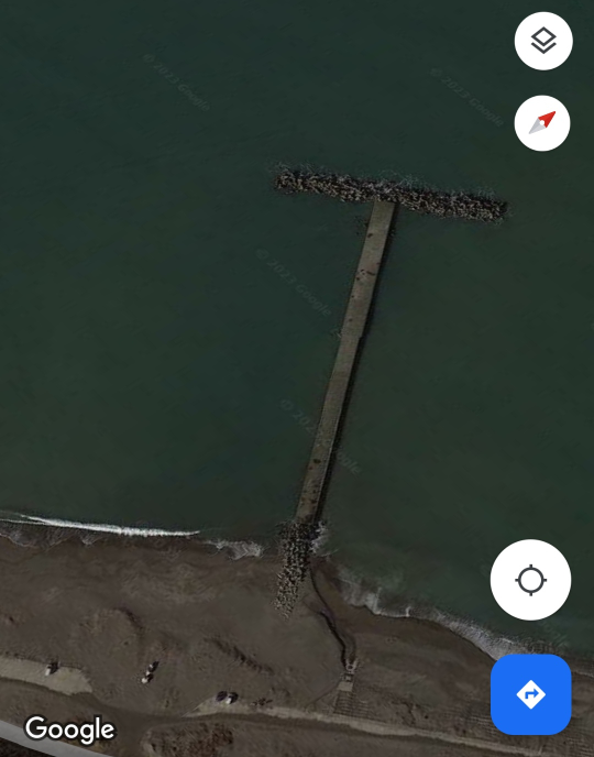 このようなサーフでヒラメを狙う場合、波打ち際と防波堤どちらから狙うべきでしょうか？ 防波堤は先端が水深3m程、防波堤から水面まで1mくらいです。