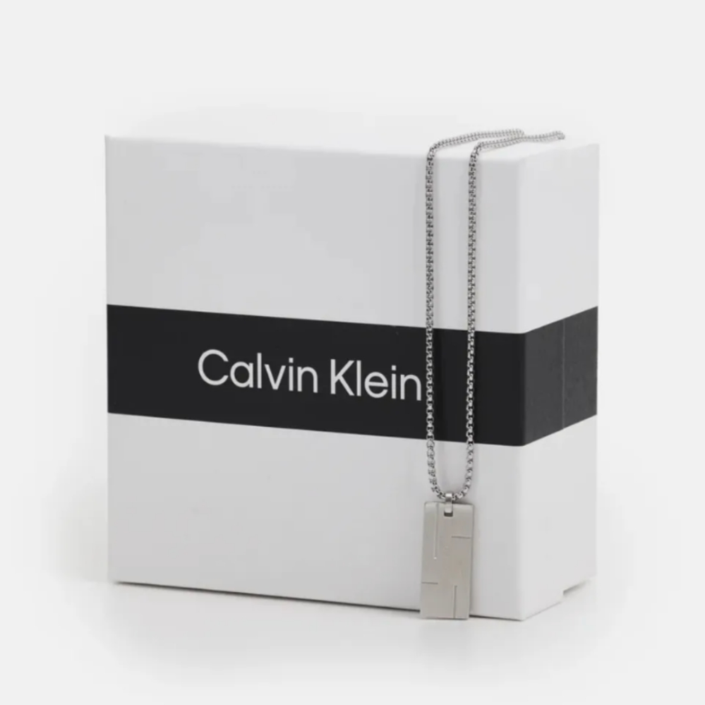 BUYMAでCalvin Kleinのアクセサリーを購入しようと思っていますが、ギフトボックスがこのようなタイプで販売されているものが多いです。 Calvin Kleinのギフトボックスって真っ白なイメージだったので、これは偽物なのかなと悩んでいます。 ちなみにBUYMAでの購入の場合、取引完了前に無料鑑定も可能となっているみたいですが、Calvin Kleinは対象外のようで、、、 これは購入を辞めた方がいいですか？