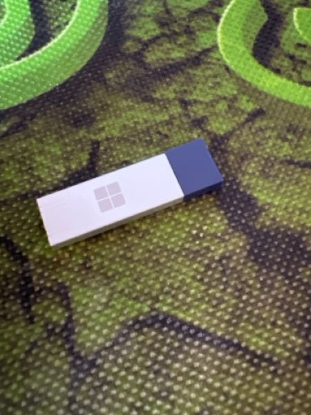 至急 Windows11の usbですが、これ銀の所を指すのですか？ 青いところキャップですか？ 抜けません