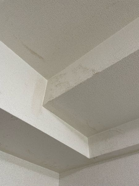 賃貸マンションの天井が黄ばんできました。一部だけでは無く、ところどころ添付写真のような黄ばみ？ 茶色っぽい汚れが浮かんできました。1箇所ではなく、複数箇所、特に角にみられます。壁紙の接着剤なんだと思いますが、はみ出た分なのか、染みた部分なのかが変色しているんだと思います。入居して5年くらい経過しています。このあたりでは高級マンションとして紹介されている物件だったので、なんだか残念な気持ちです。これは経年劣化で仕方のない現象なのでしょうか？