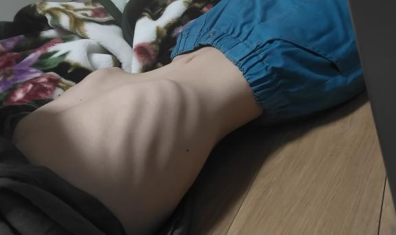 ご飯食べたあとなのに、寝っ転がって見るとお腹が凹んでいます。起き上がるとお腹いっぱいかなり膨らんでいます。どうしてこんなになるのですか？